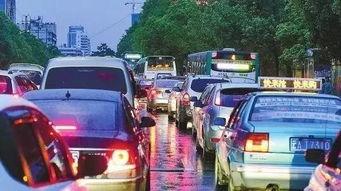 路边堵车吃瓜视频,堵车现场吃瓜群众围观直播